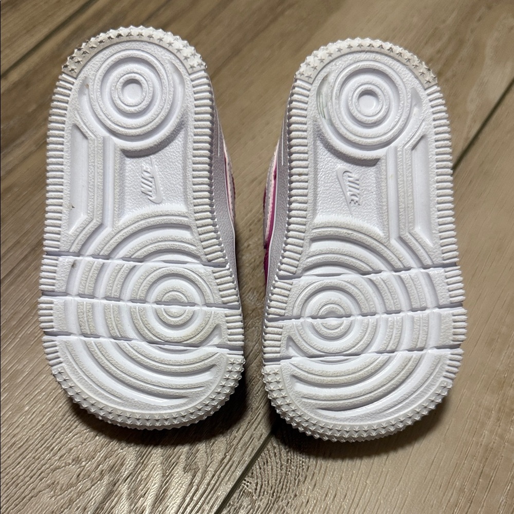 Nike Toddler Sneakers in Pink and White 4C.  Worn once! Like new! - Picture 4 of 9